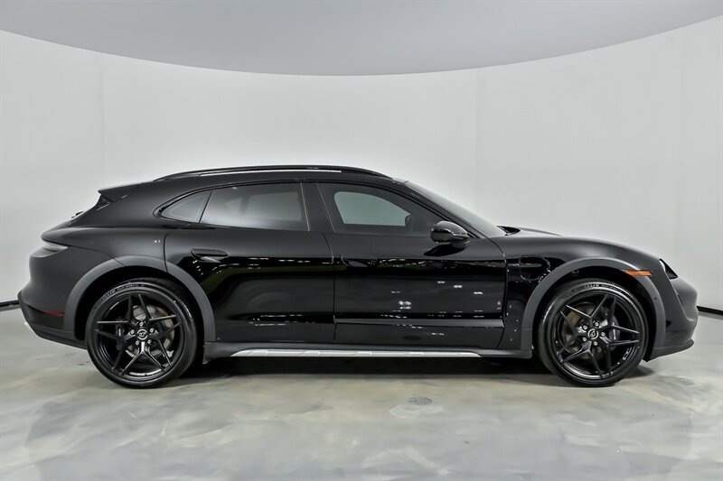 Used 2022 Porsche Taycan 4 Cross Turismo w/ Premium Package AWD/4WD image 13