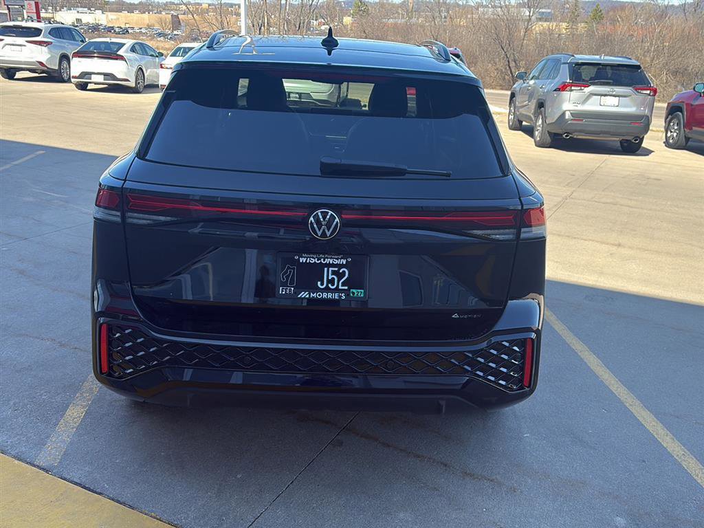 Used 2025 Volkswagen Tiguan SE R-Line image 18