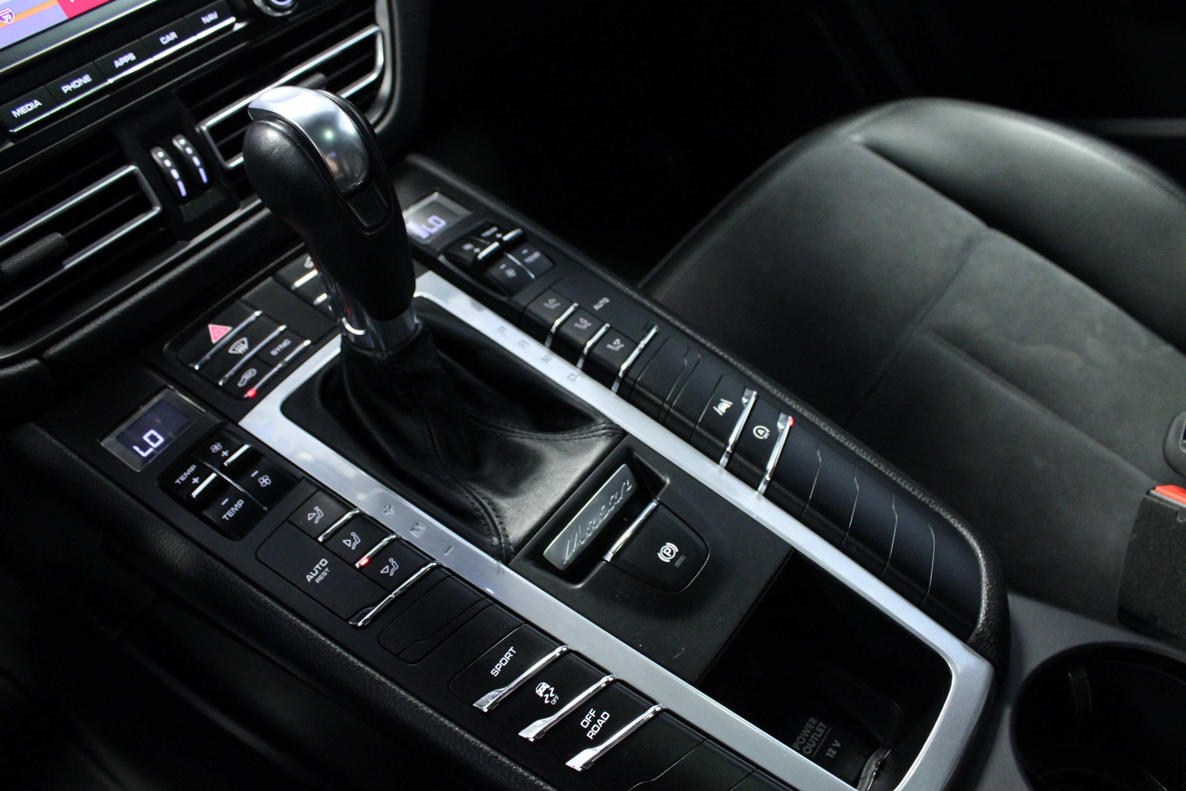 Used 2021 Porsche Macan AWD/4WD image 23