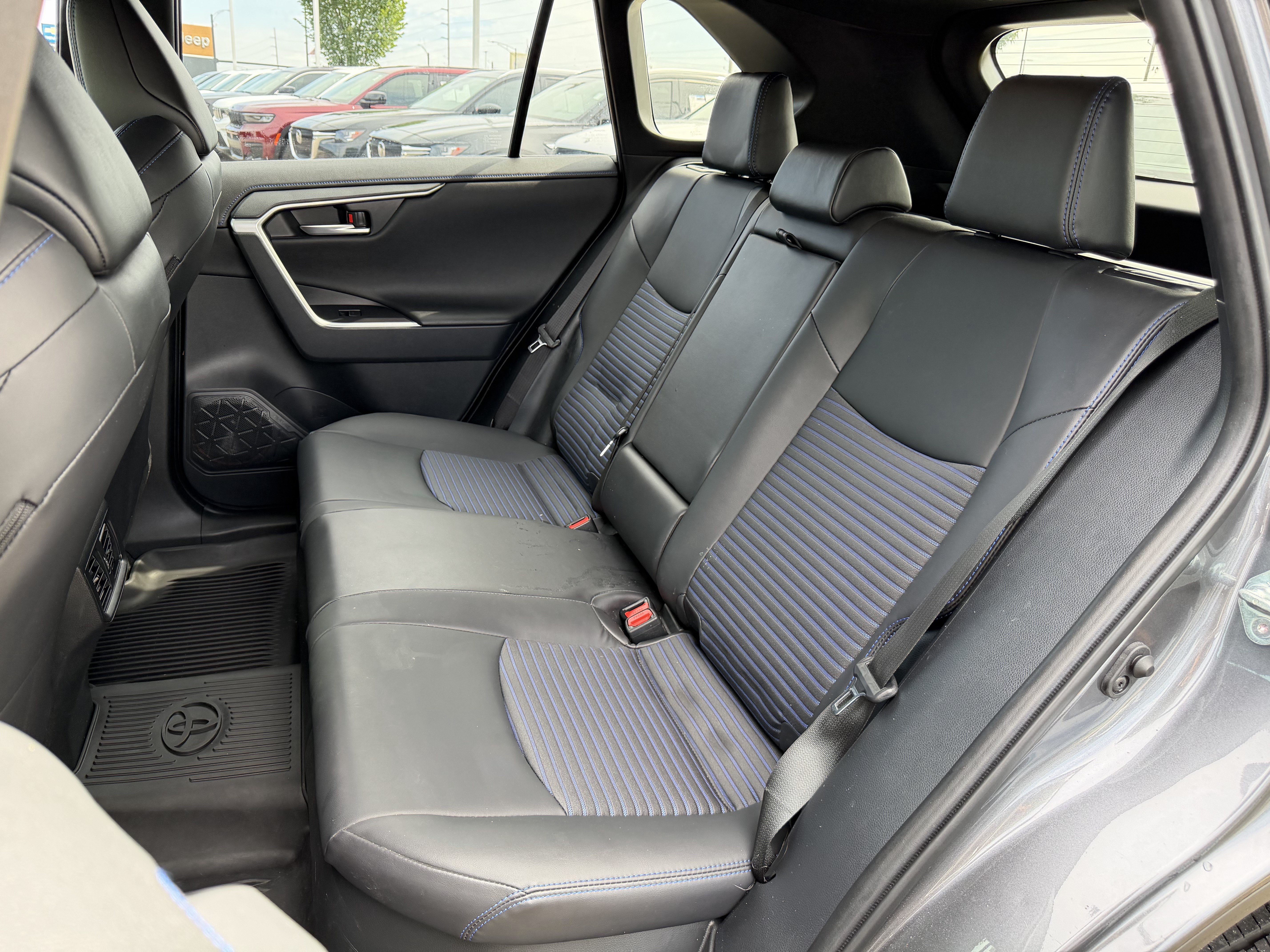 Used 2025 Toyota RAV4 XSE w/ Advanced Technology Package AWD/4WD image 31