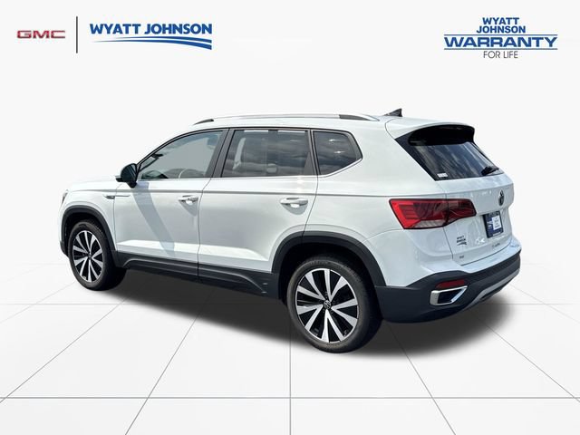 Used 2024 Volkswagen Taos SE FWD image 3