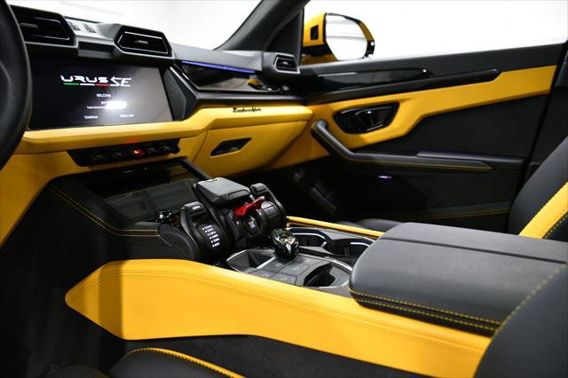 Used 2025 Lamborghini Urus SE AWD/4WD image 40