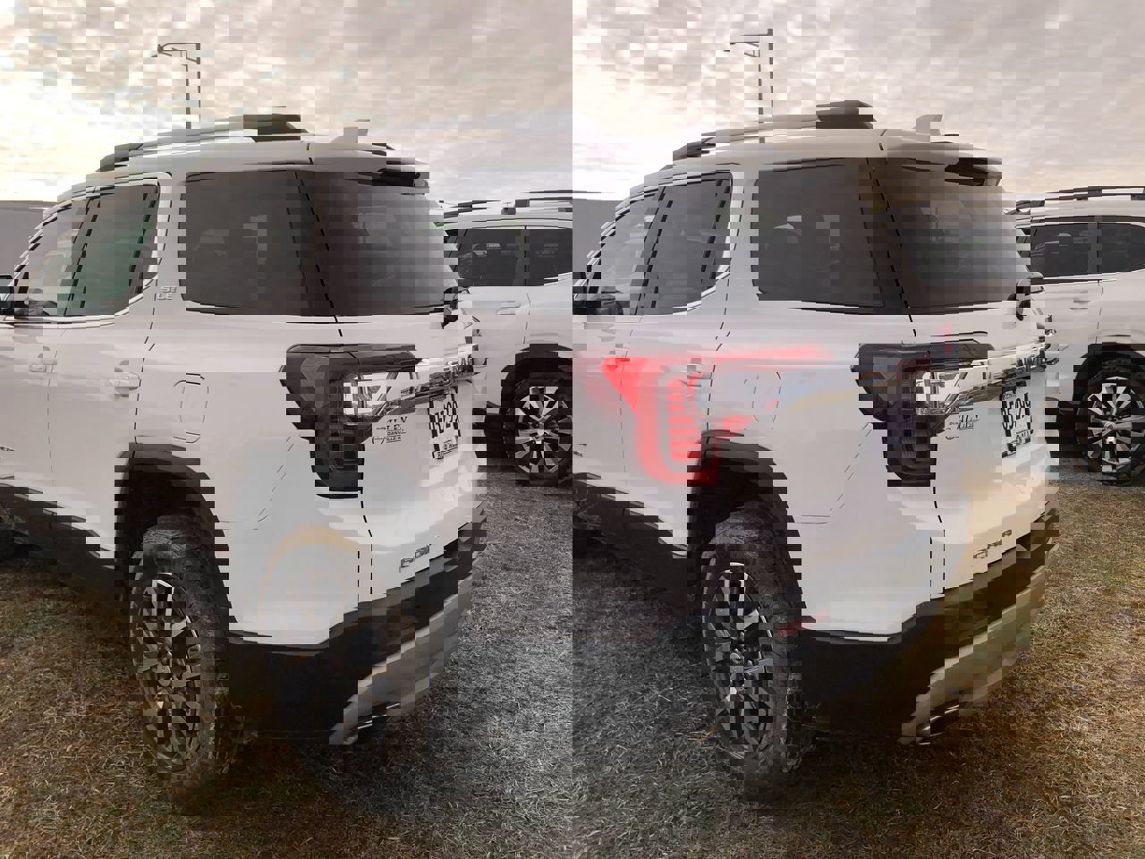 Used 2023 GMC Acadia SLE w/ Driver Convenience Package image 4