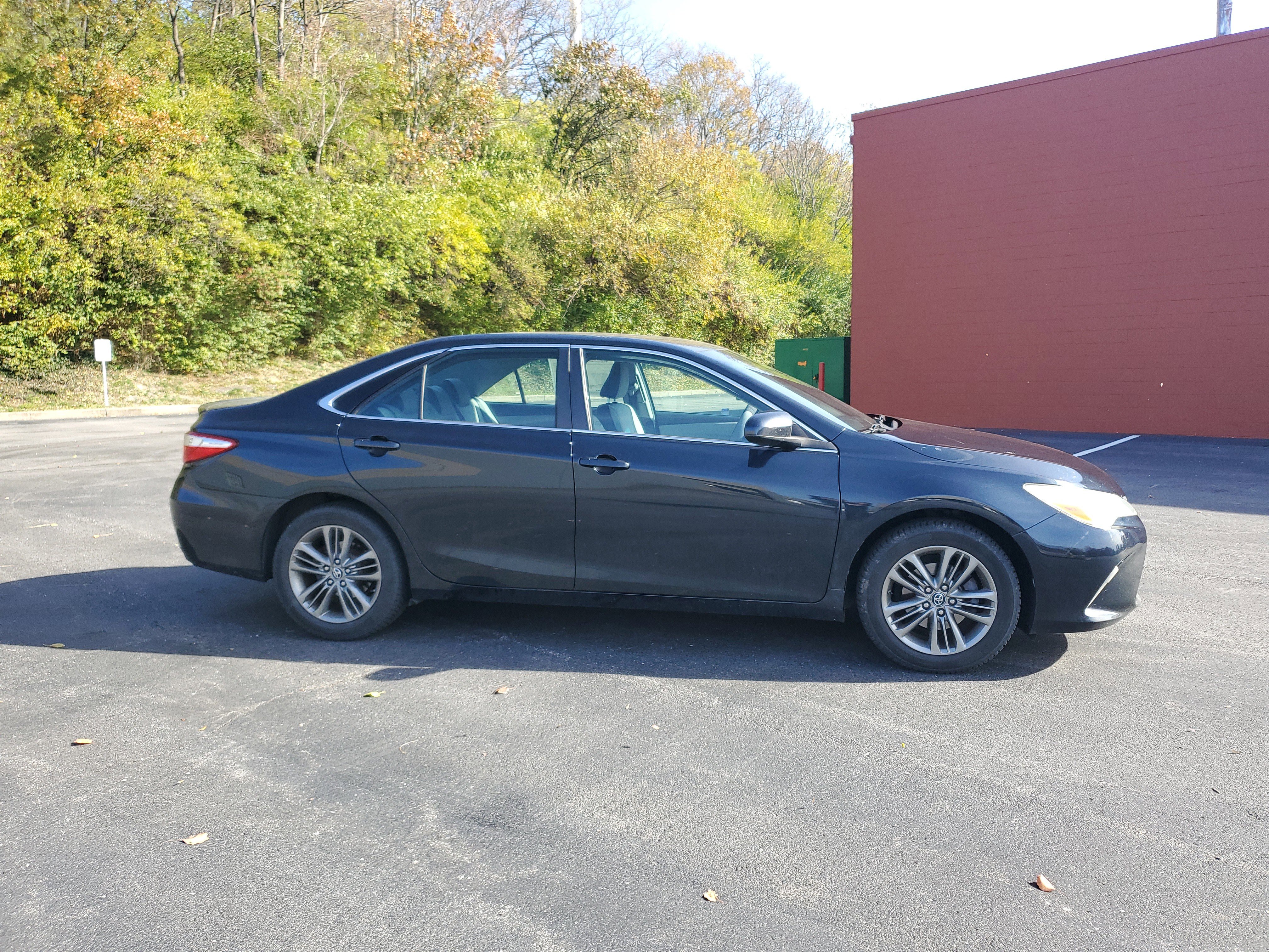 Used 2016 Toyota Camry SE image 3