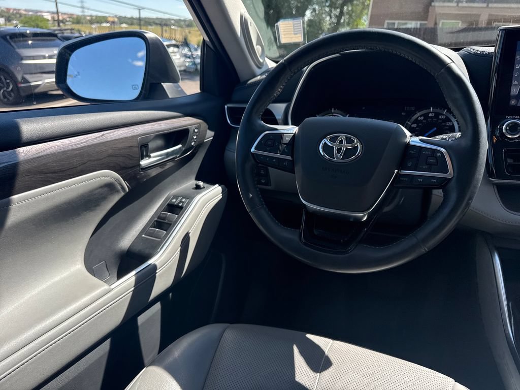 Used 2021 Toyota Highlander Platinum AWD/4WD image 17