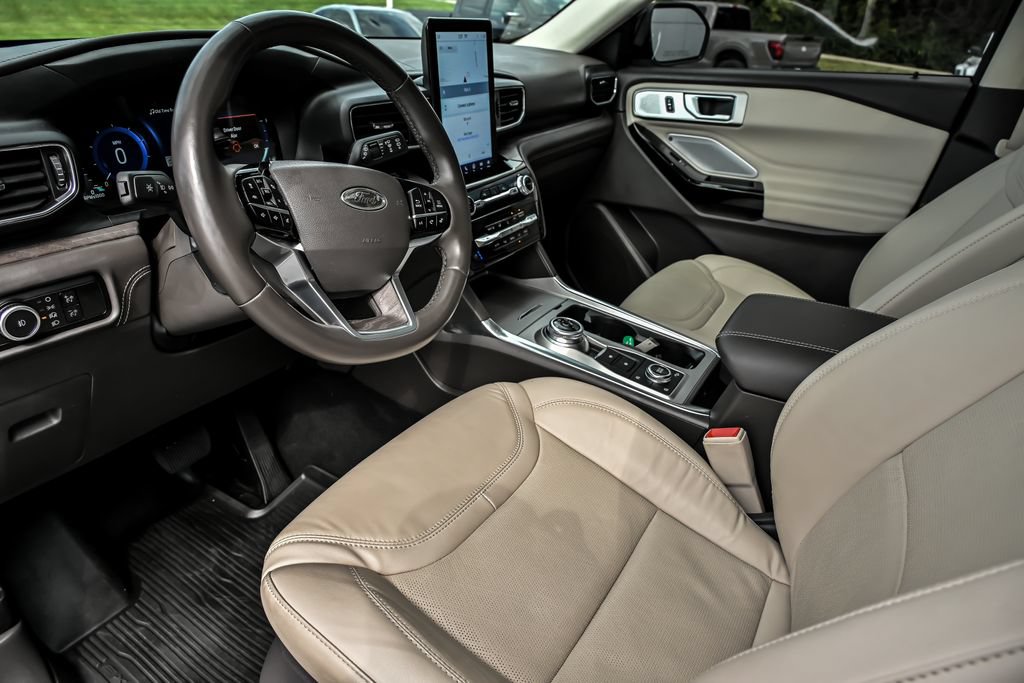 Certified 2023 Ford Explorer Platinum w/ Technology Package AWD/4WD image 11
