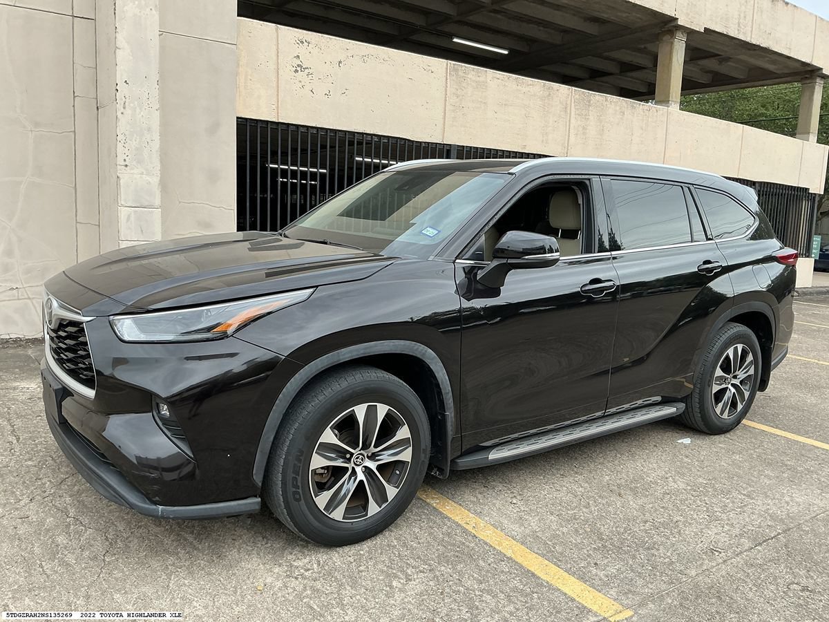 Used 2022 Toyota Highlander XLE FWD image 4
