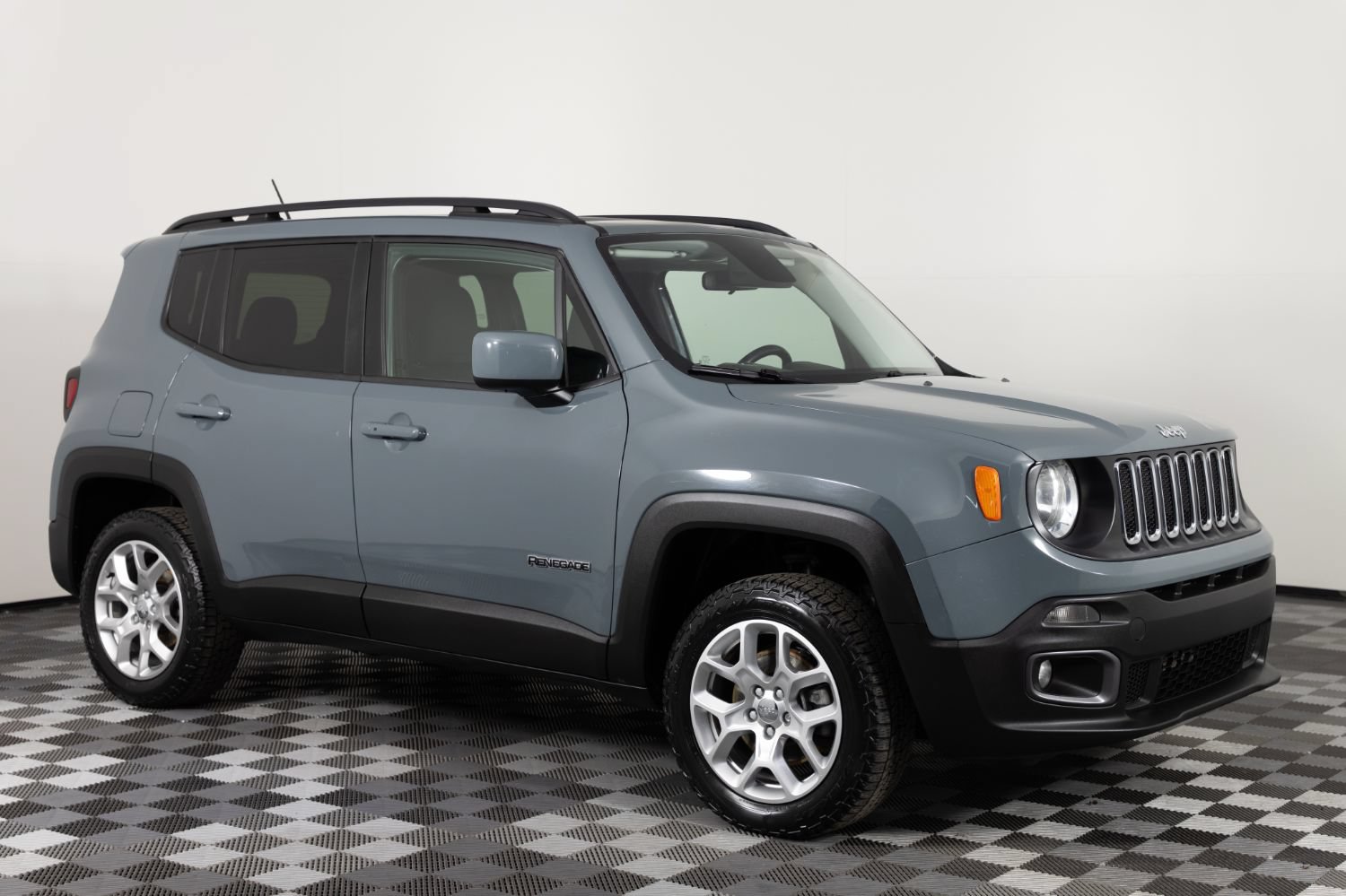 Used 2017 Jeep Renegade Latitude w/ Trailer Tow Group AWD/4WD image 10