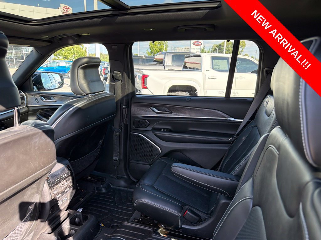 Used 2023 Jeep Grand Cherokee L Overland w/ Advanced Protech Group III AWD/4WD image 8