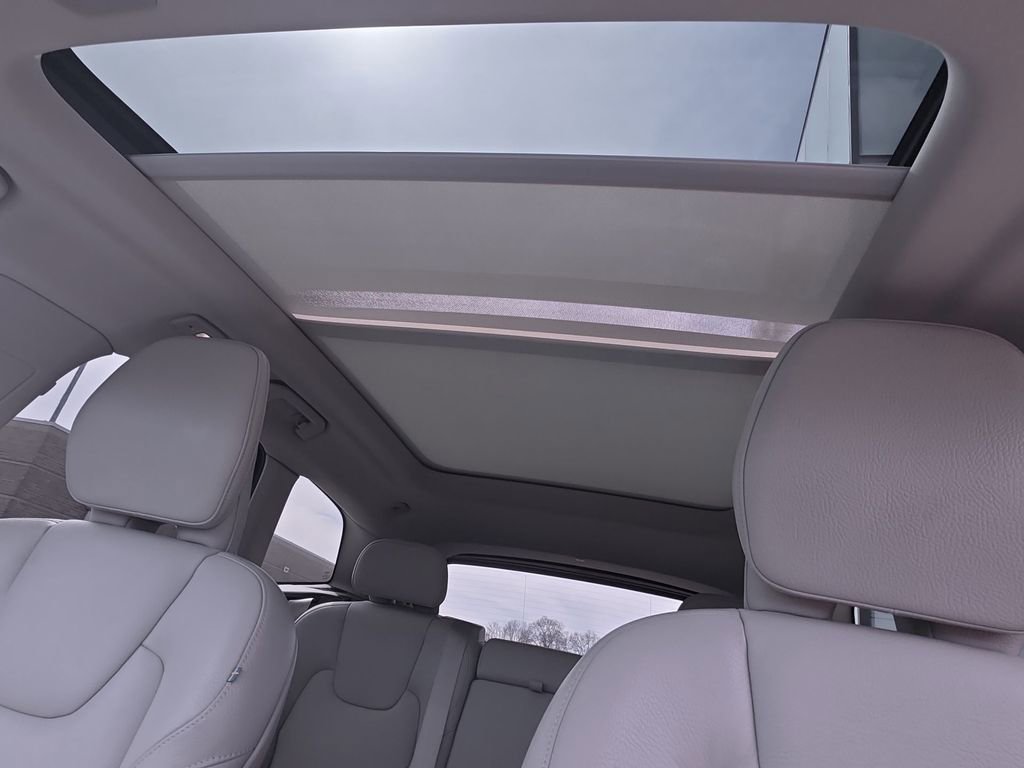 Used 2023 Volvo XC60 B5 Core image 34