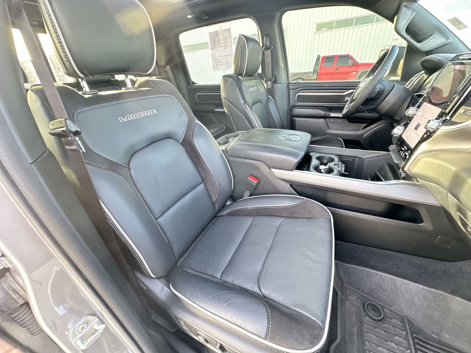 Used 2025 RAM 1500 Laramie w/ Sport Appearance Package AWD/4WD image 29