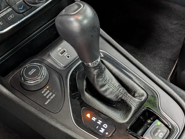 Used 2019 Jeep Cherokee Limited w/ Luxury Group AWD/4WD image 26