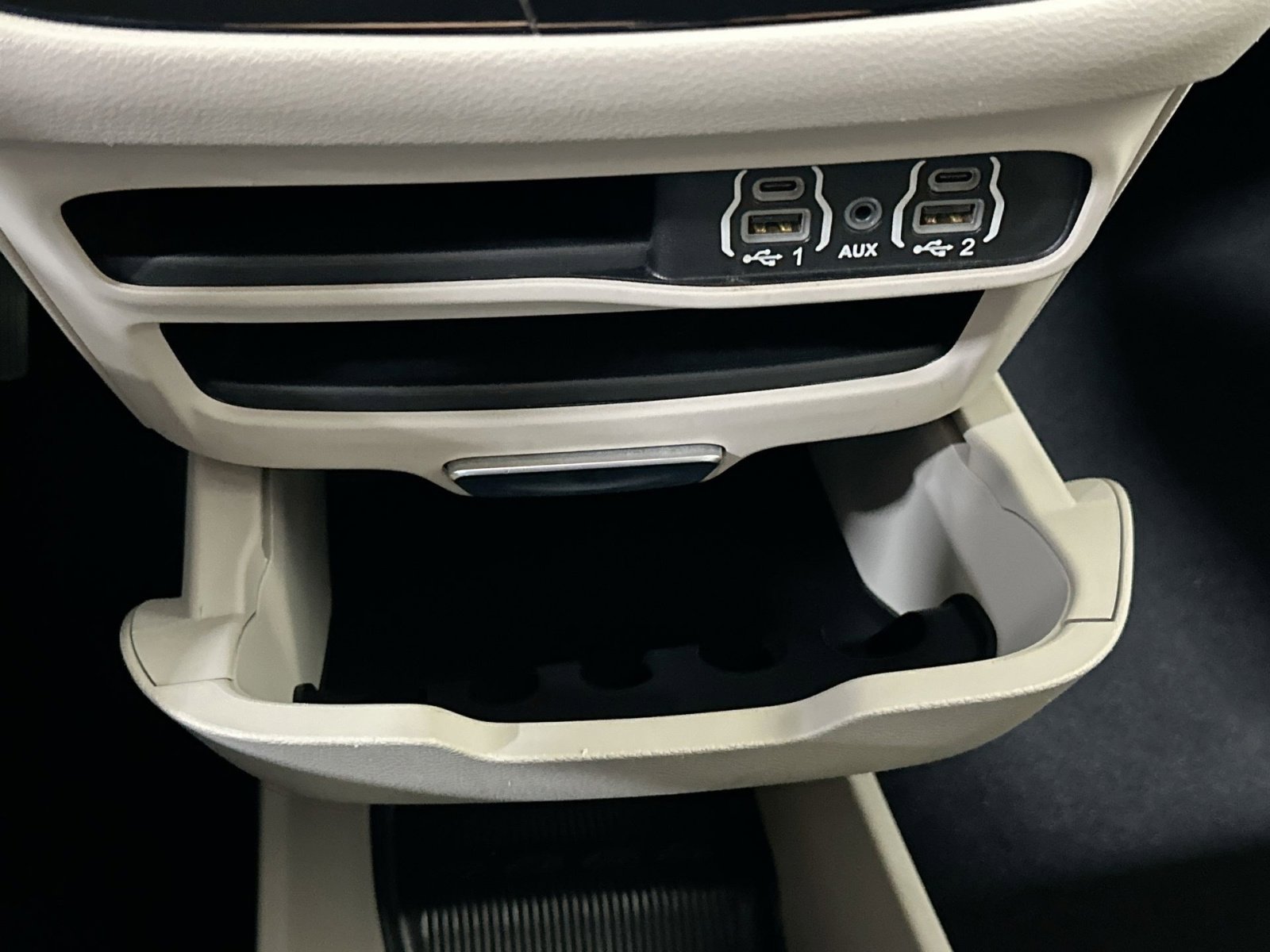 Used 2023 Chrysler Pacifica Touring-L image 27