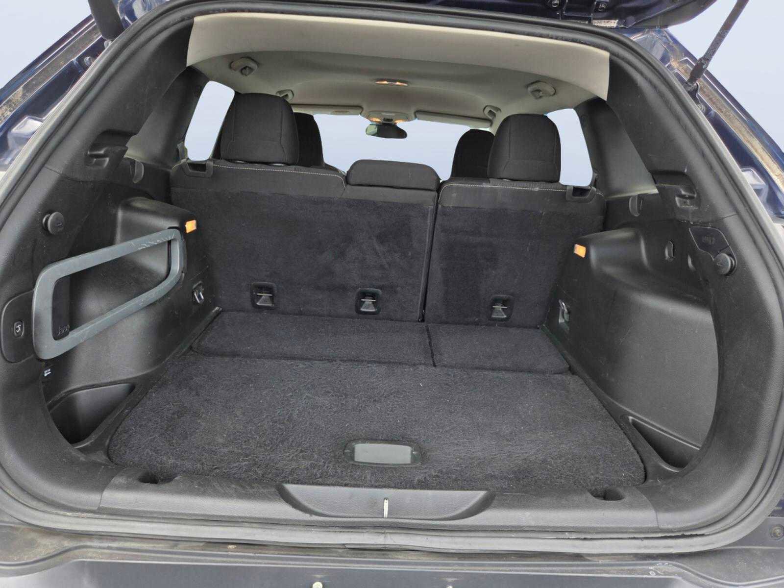 Used 2015 Jeep Cherokee Latitude w/ Comfort/Convenience Group FWD image 16
