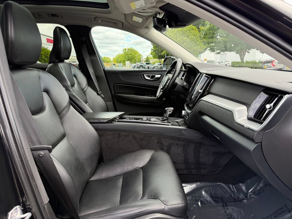 Used 2019 Volvo XC60 T6 Momentum w/ Multimedia Package AWD/4WD image 12