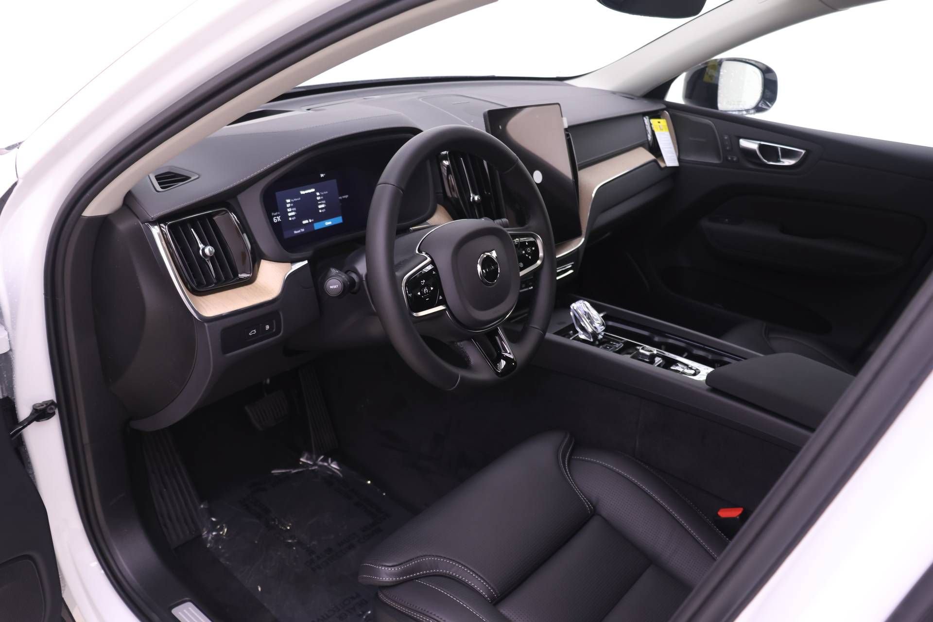 New 2026 Volvo XC60 T8 Ultra w/ Protection Package Premier AWD/4WD image 6