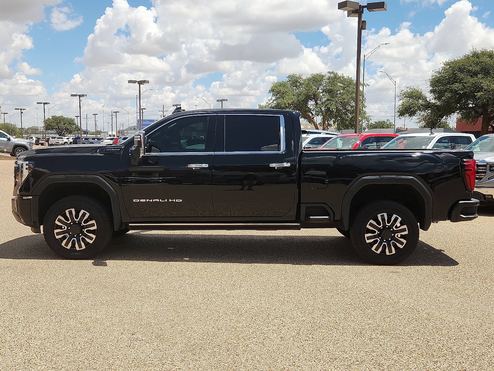 Used 2024 GMC Sierra 2500 Denali Ultimate AWD/4WD image 2
