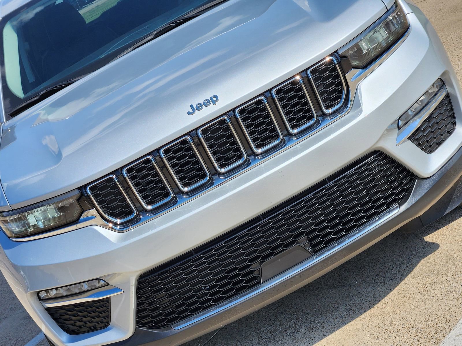 Used 2023 Jeep Grand Cherokee Limited AWD/4WD image 14