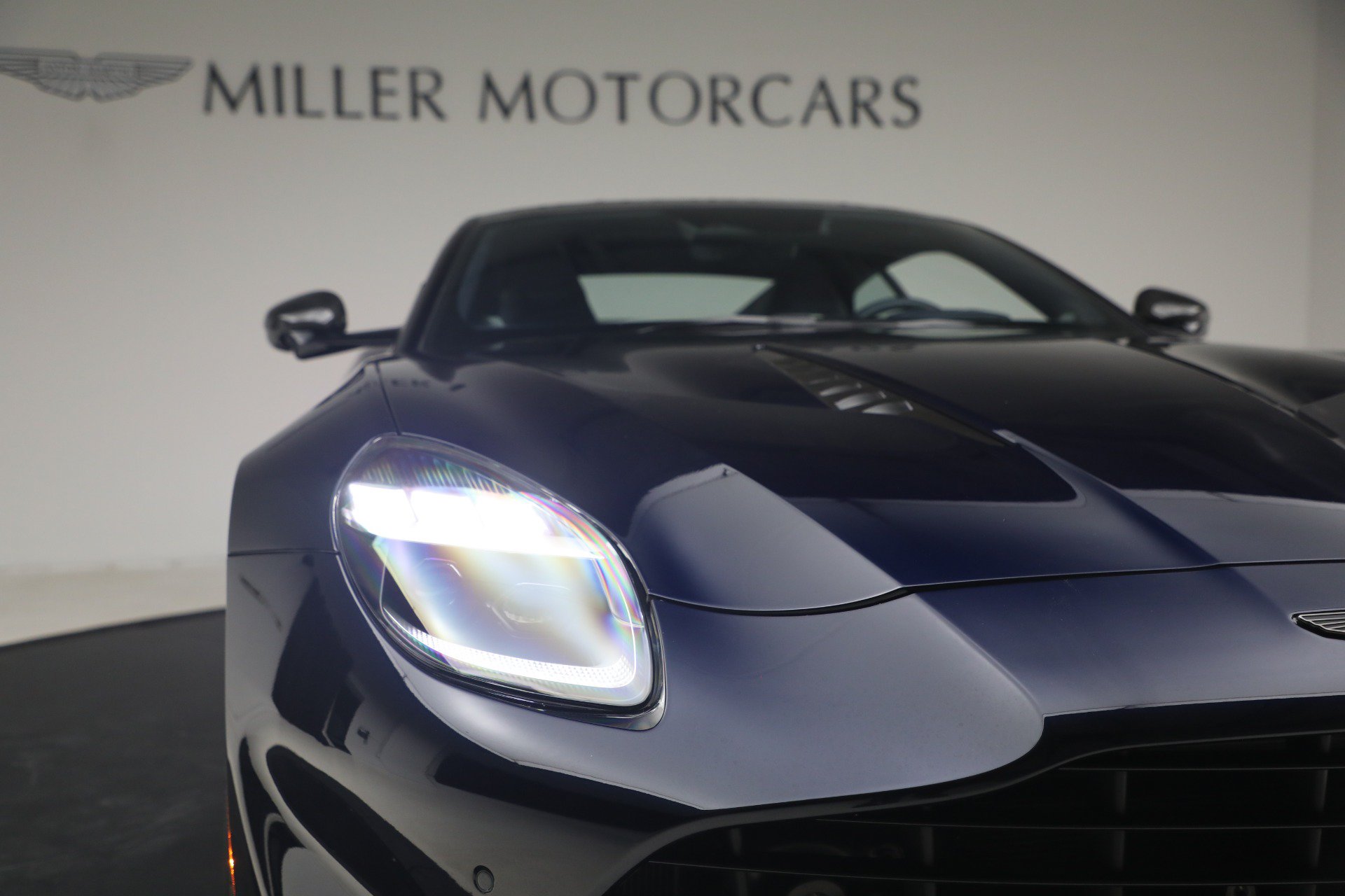 Used 2025 Aston Martin Vanquish RWD image 26