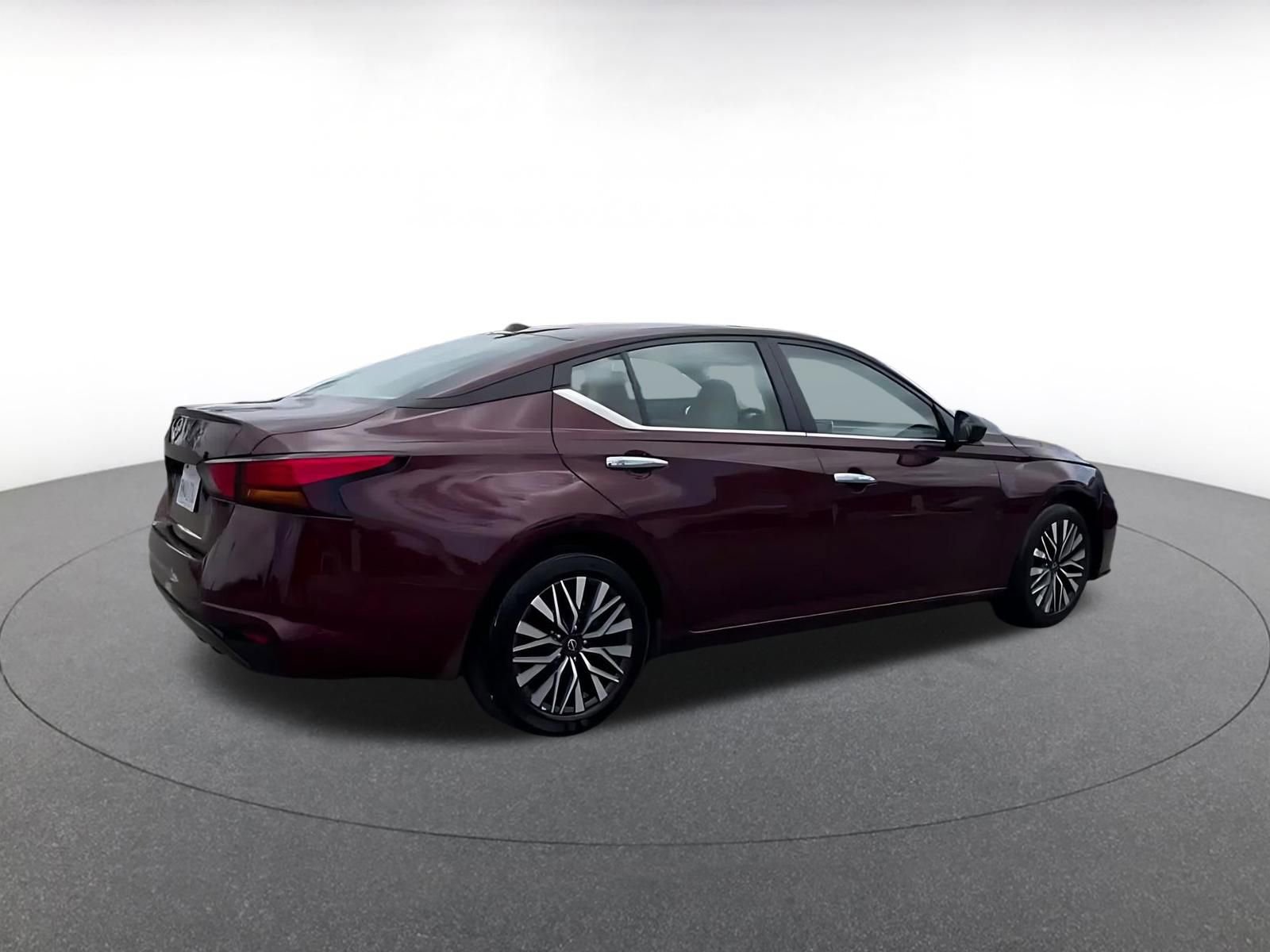 Used 2025 Nissan Altima 2.5 SV FWD image 15