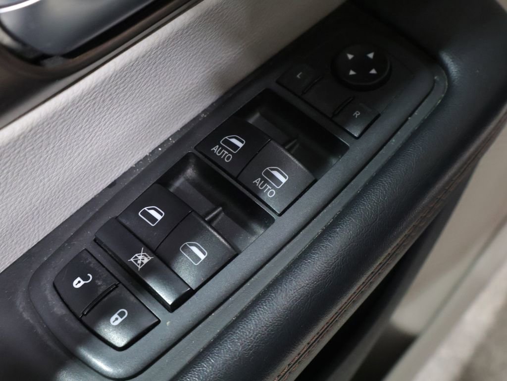 Used 2019 Chrysler Pacifica Touring-L w/ Advanced Safetytec Group image 14