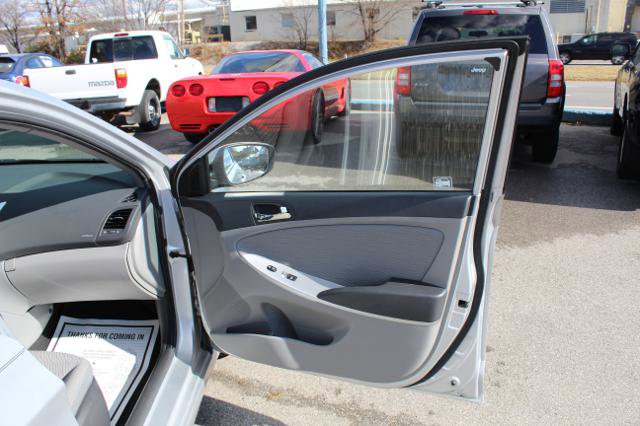 Used 2013 Hyundai Accent GLS w/ Premium Pkg image 18