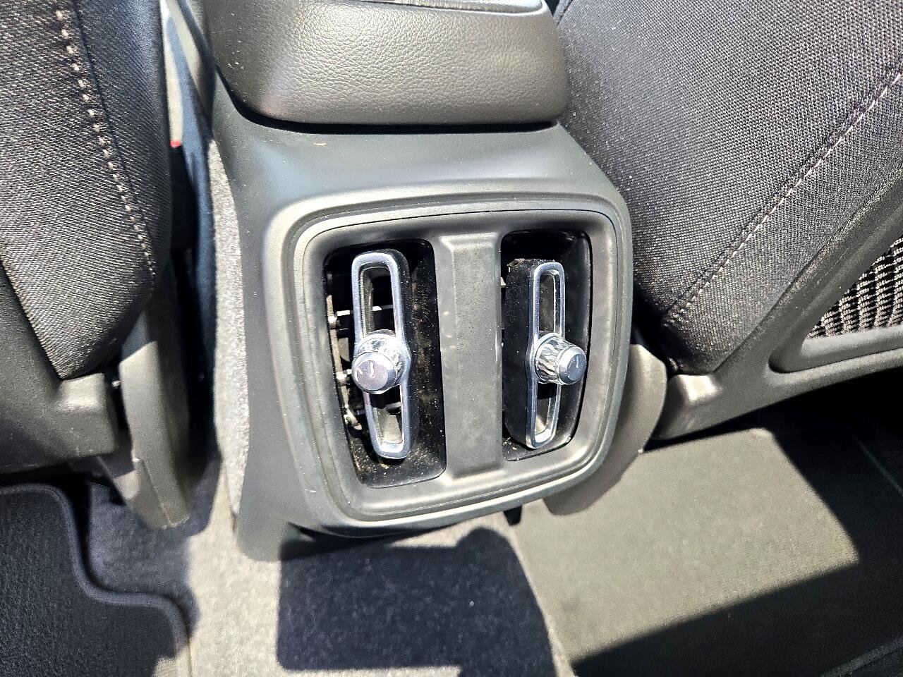 Used 2024 Volvo XC40 B5 Core image 11