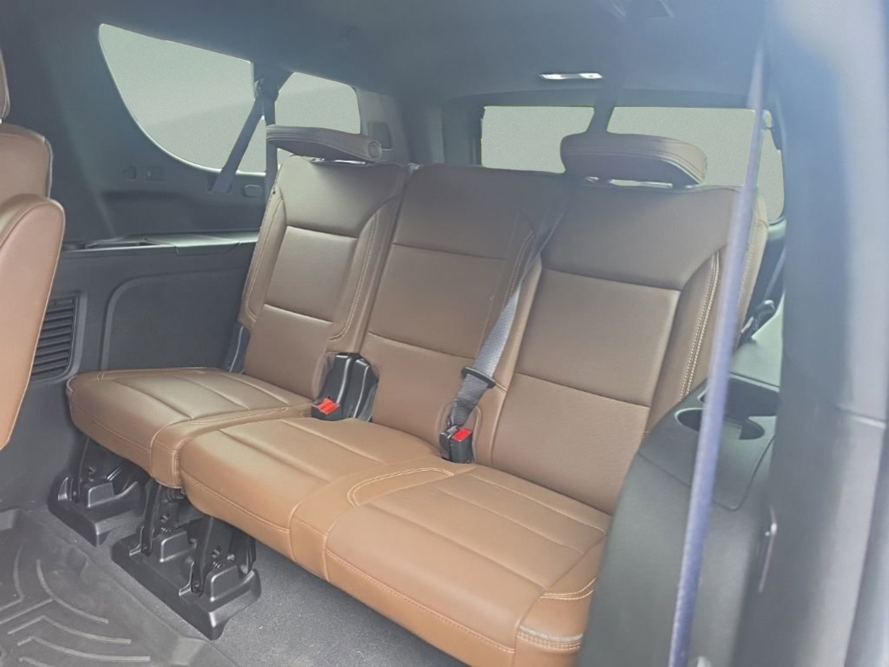 Used 2024 Chevrolet Suburban High Country RWD image 25