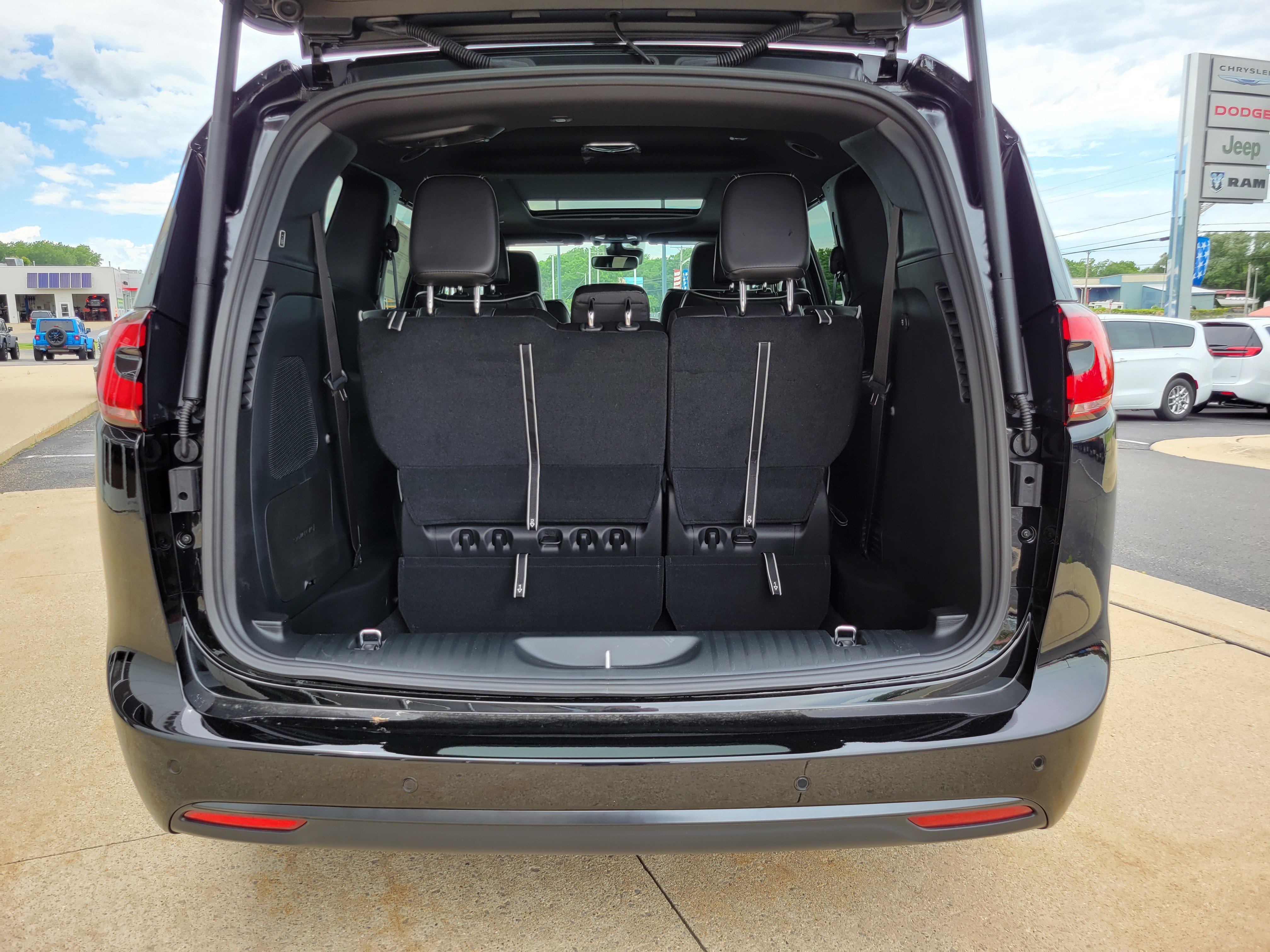 New 2027 Chrysler Pacifica Limited FWD image 21