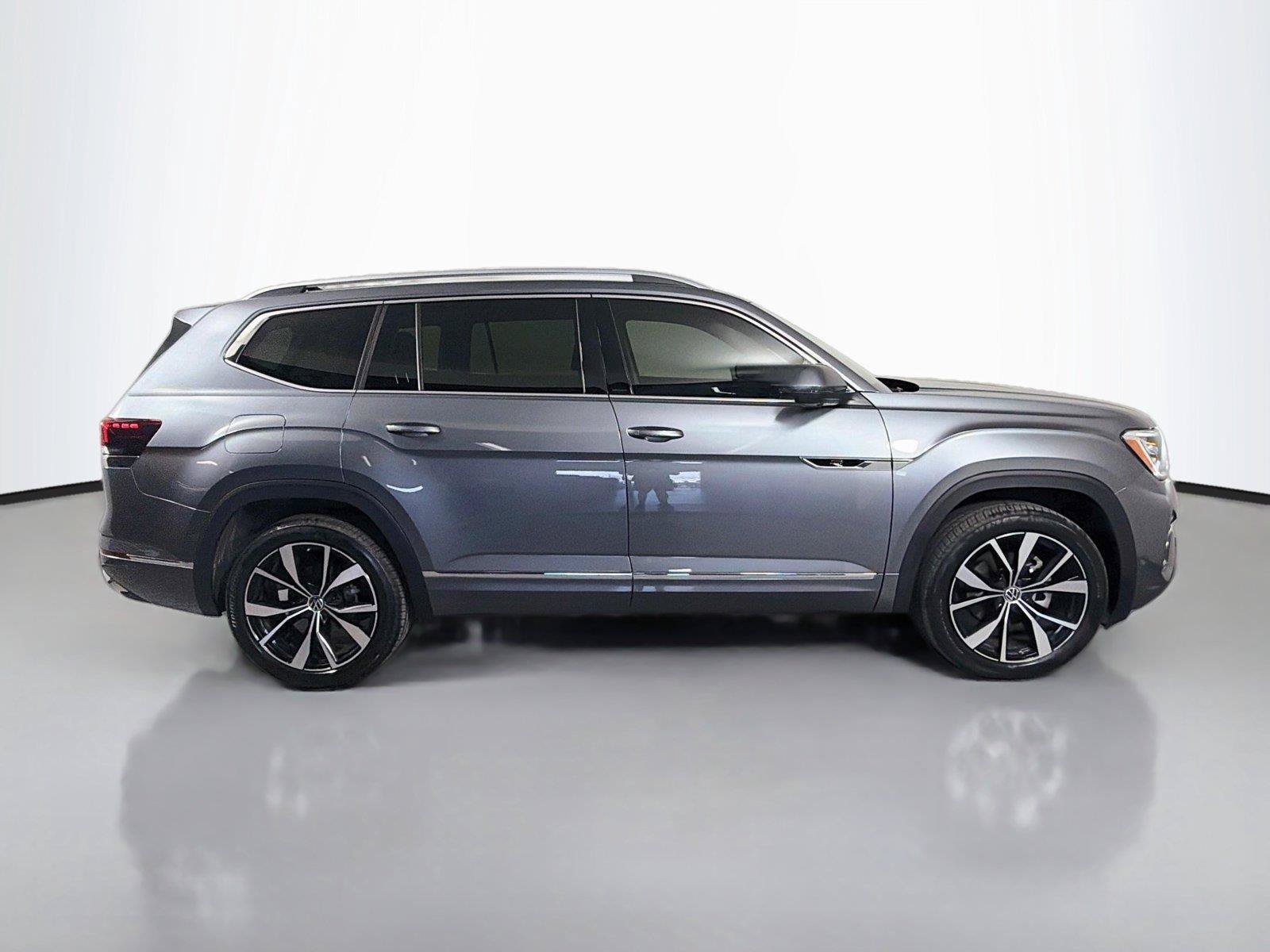 Used 2024 Volkswagen Atlas SEL Premium R-Line AWD/4WD image 4