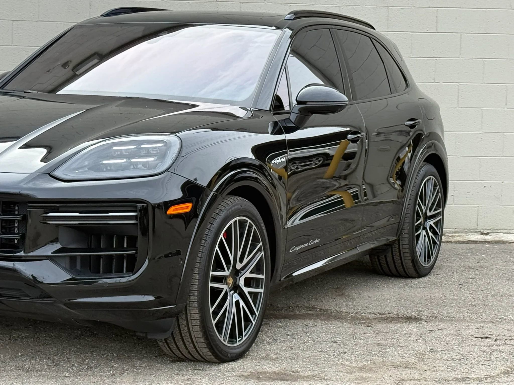 Used 2024 Porsche Cayenne Turbo image 4