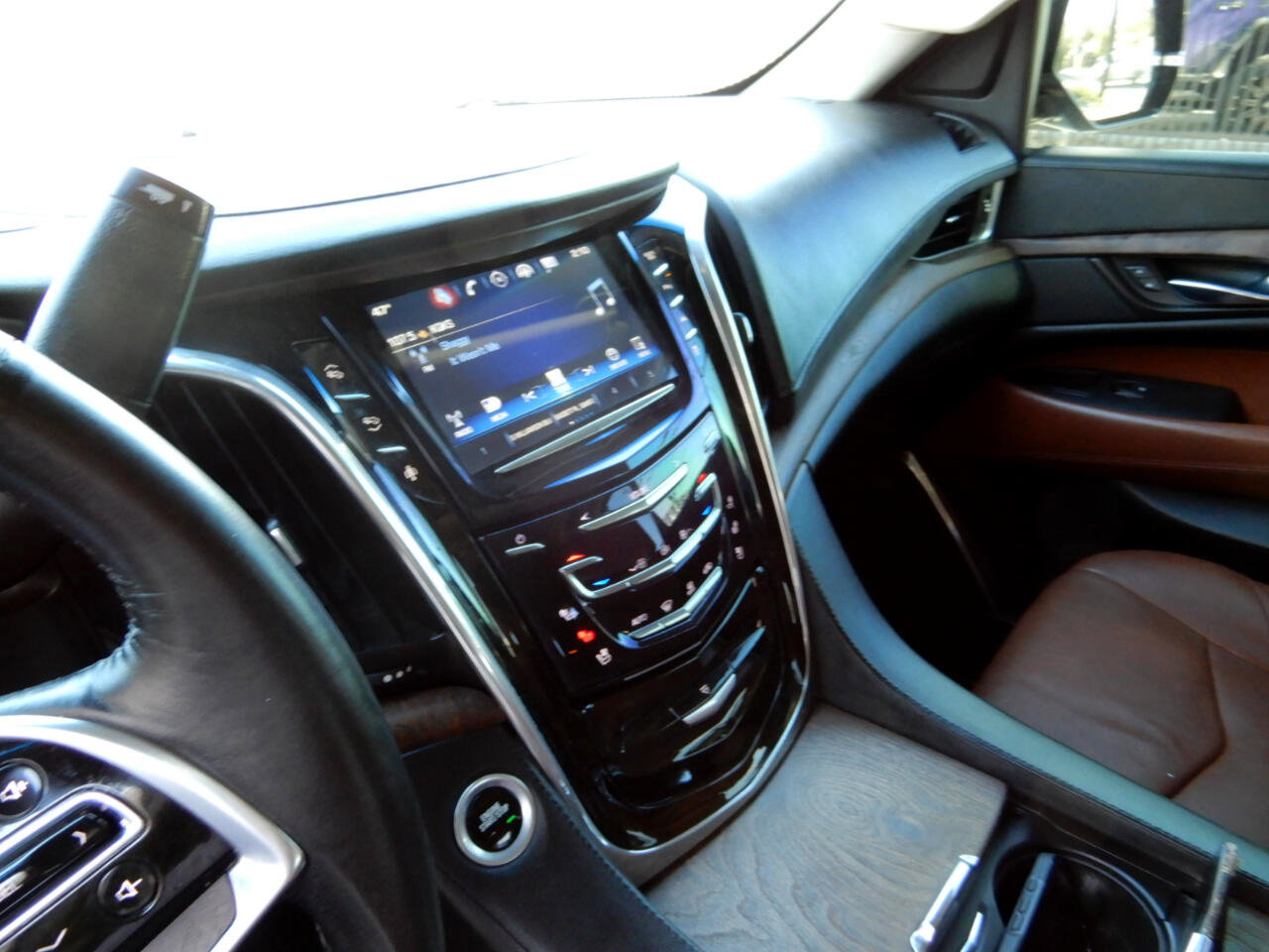 Used 2016 Cadillac Escalade Luxury image 16