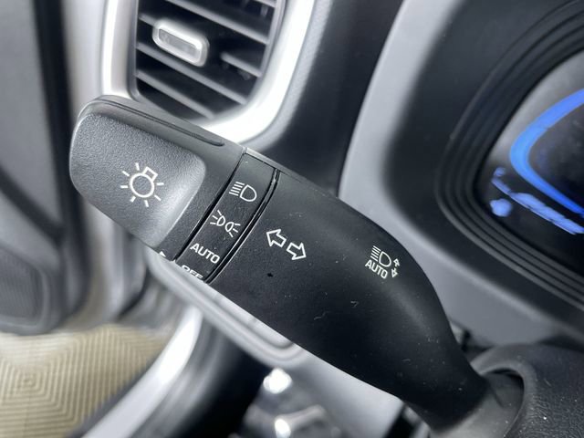 Used 2025 Hyundai Venue SEL image 29