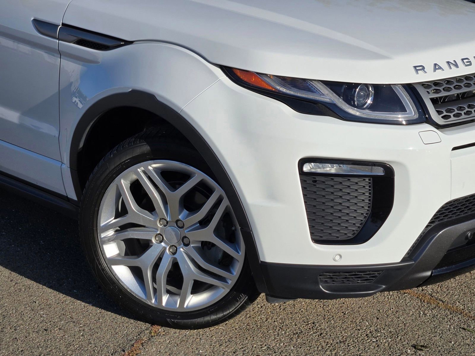 Used 2018 Land Rover Range Rover Evoque SE Dynamic AWD/4WD image 9