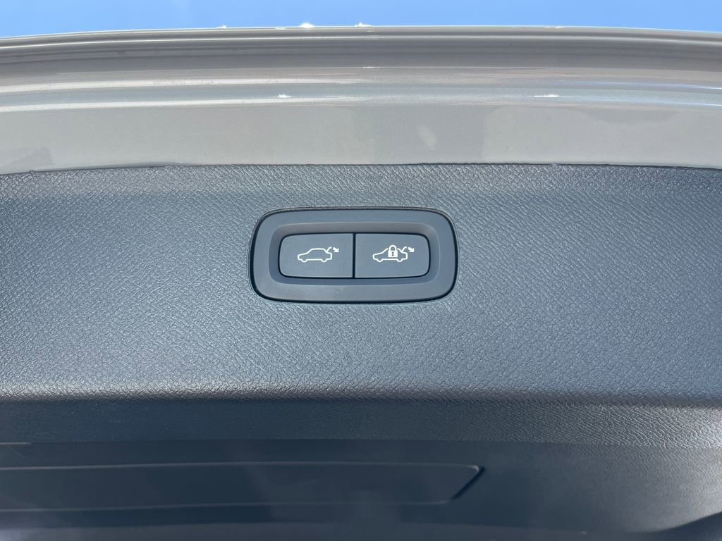 Used 2025 Volvo XC90 B5 Core w/ Protection Package Premier AWD/4WD image 10