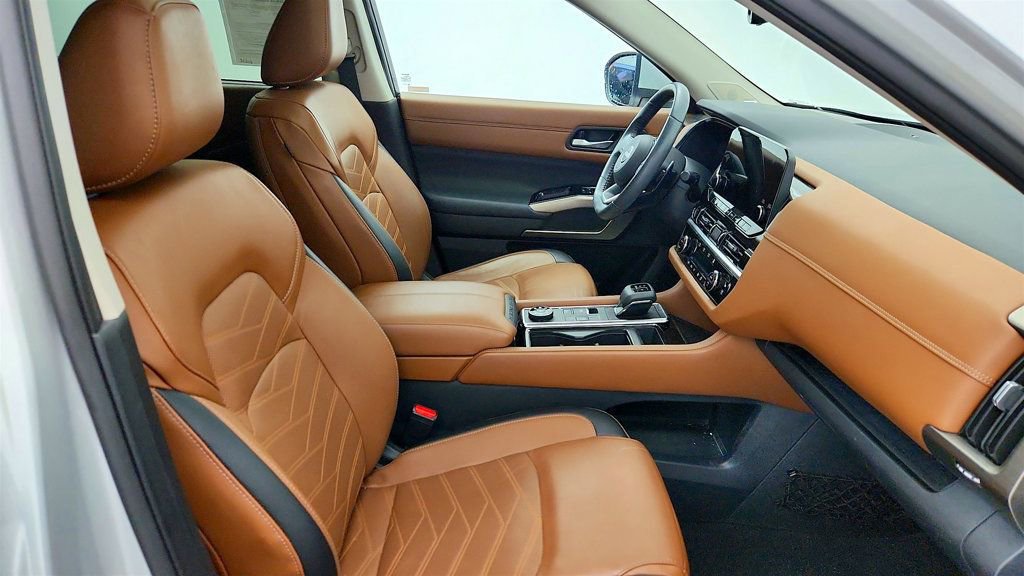 Used 2023 Nissan Pathfinder Platinum image 15
