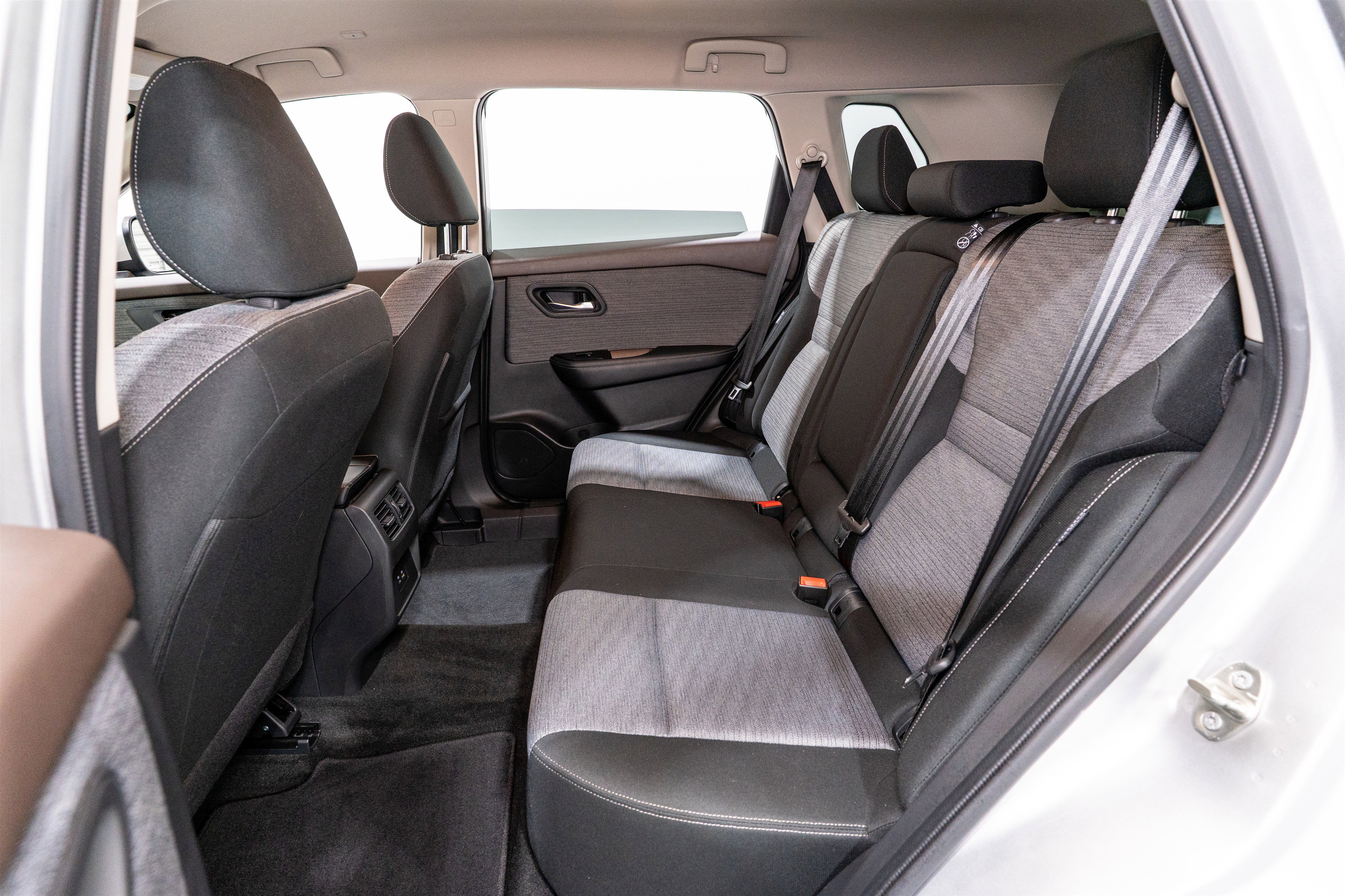 Used 2023 Nissan Rogue SV image 29