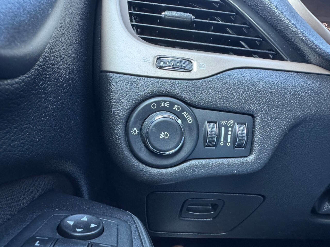 Used 2017 Jeep Cherokee Latitude w/ Cold Weather Group image 11