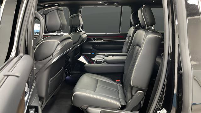 Used 2023 Jeep Grand Wagoneer Series II image 22