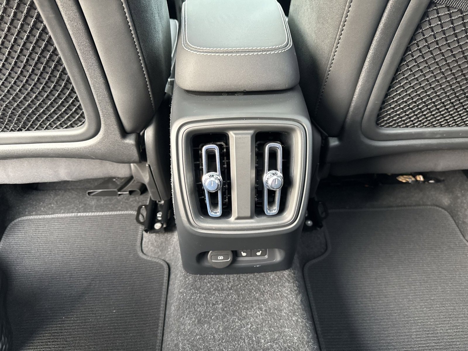 Used 2023 Volvo XC40 Recharge Ultimate AWD/4WD image 40