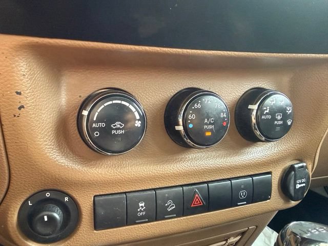 Used 2014 Jeep Wrangler Unlimited Sahara w/ Connectivity Group AWD/4WD image 22