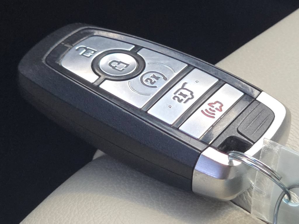 Used 2020 Ford Edge Titanium FWD image 34