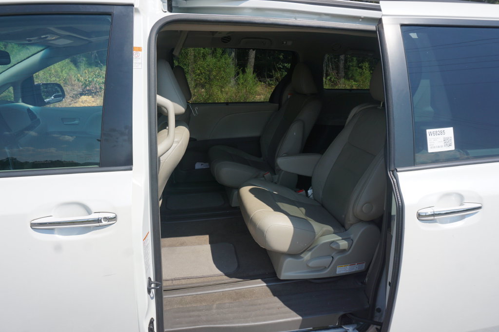 Used 2015 Toyota Sienna XLE Premium FWD image 16