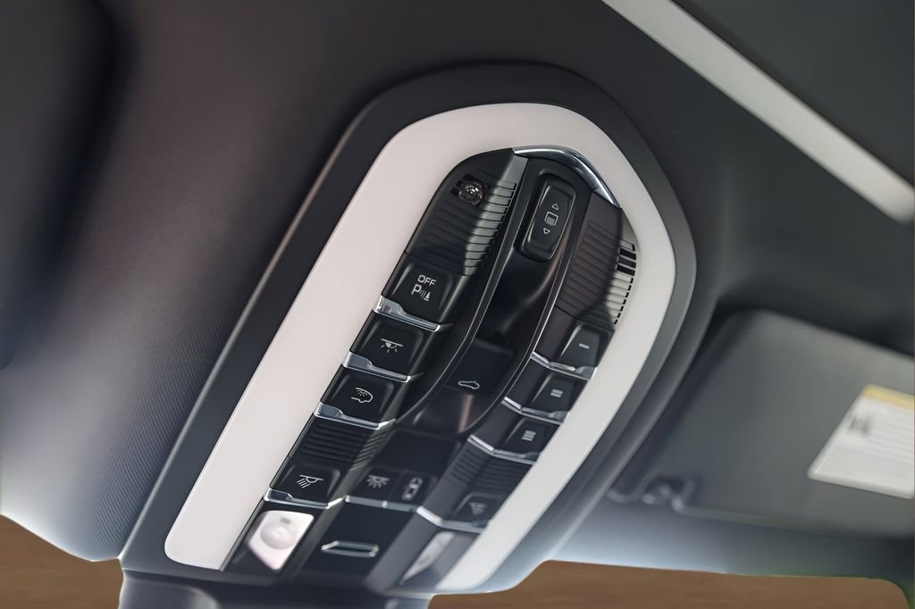 Used 2025 Porsche Macan image 21