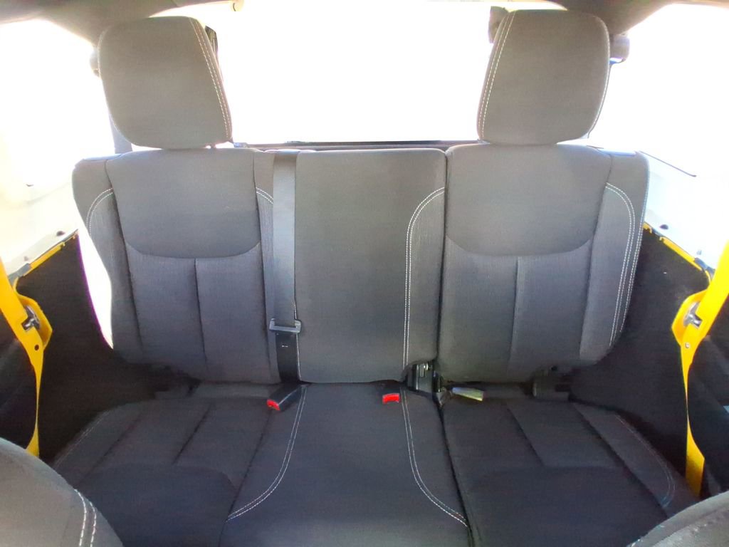 Used 2015 Jeep Wrangler Unlimited Sahara w/ Connectivity Group AWD/4WD image 12