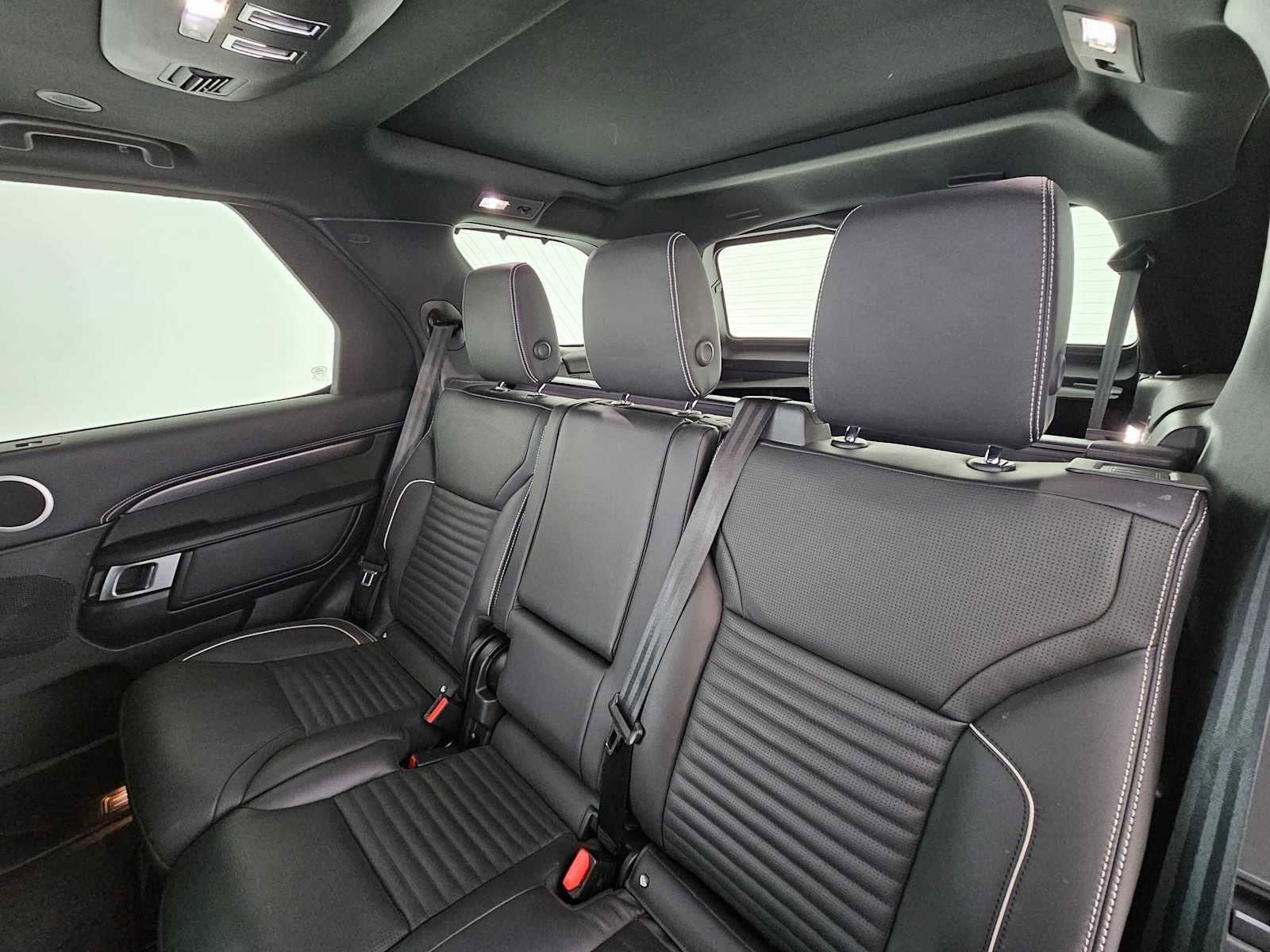 Used 2024 Land Rover Discovery Metropolitan Edition image 18