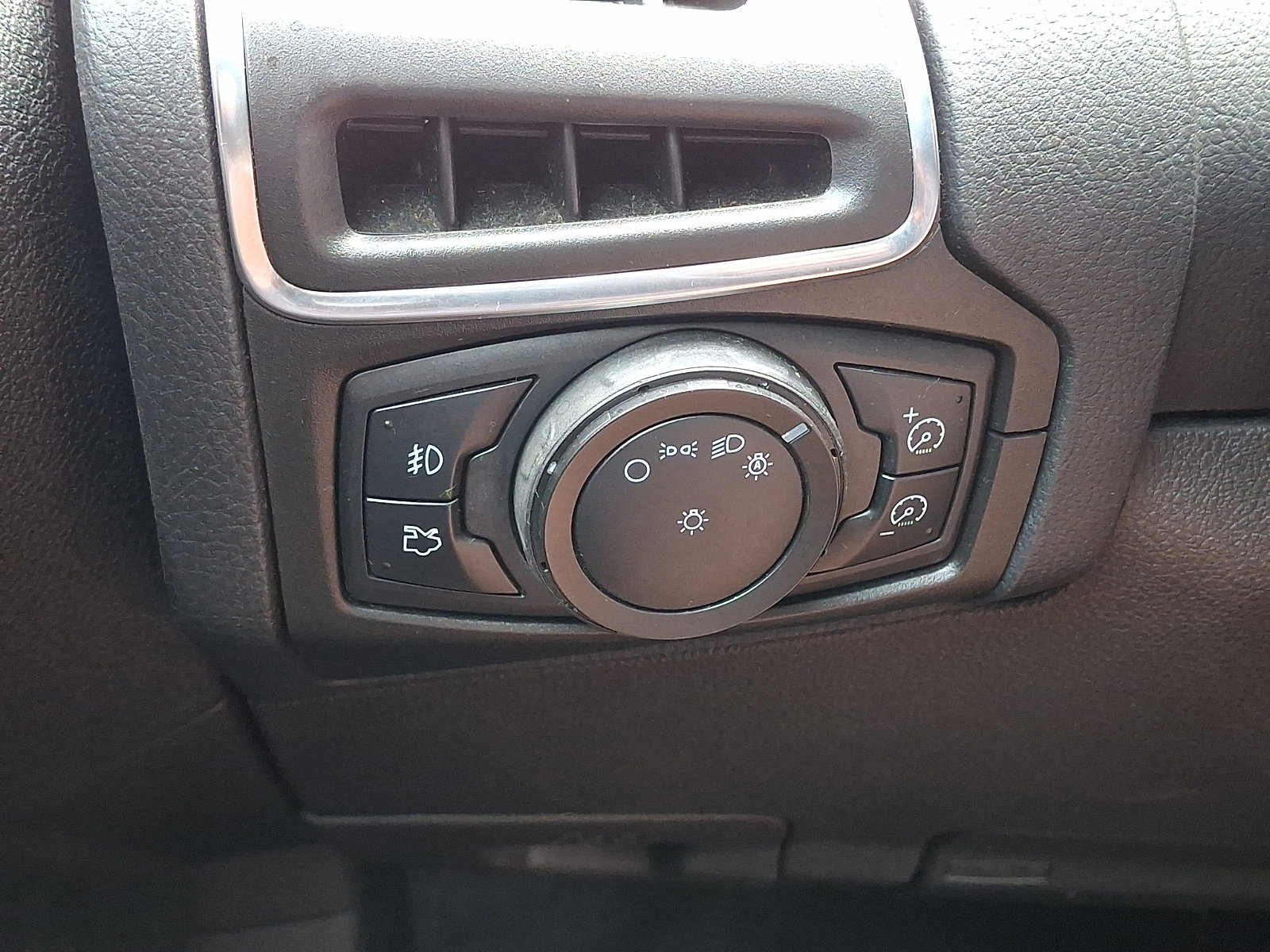 Used 2013 Ford Focus Titanium FWD image 27