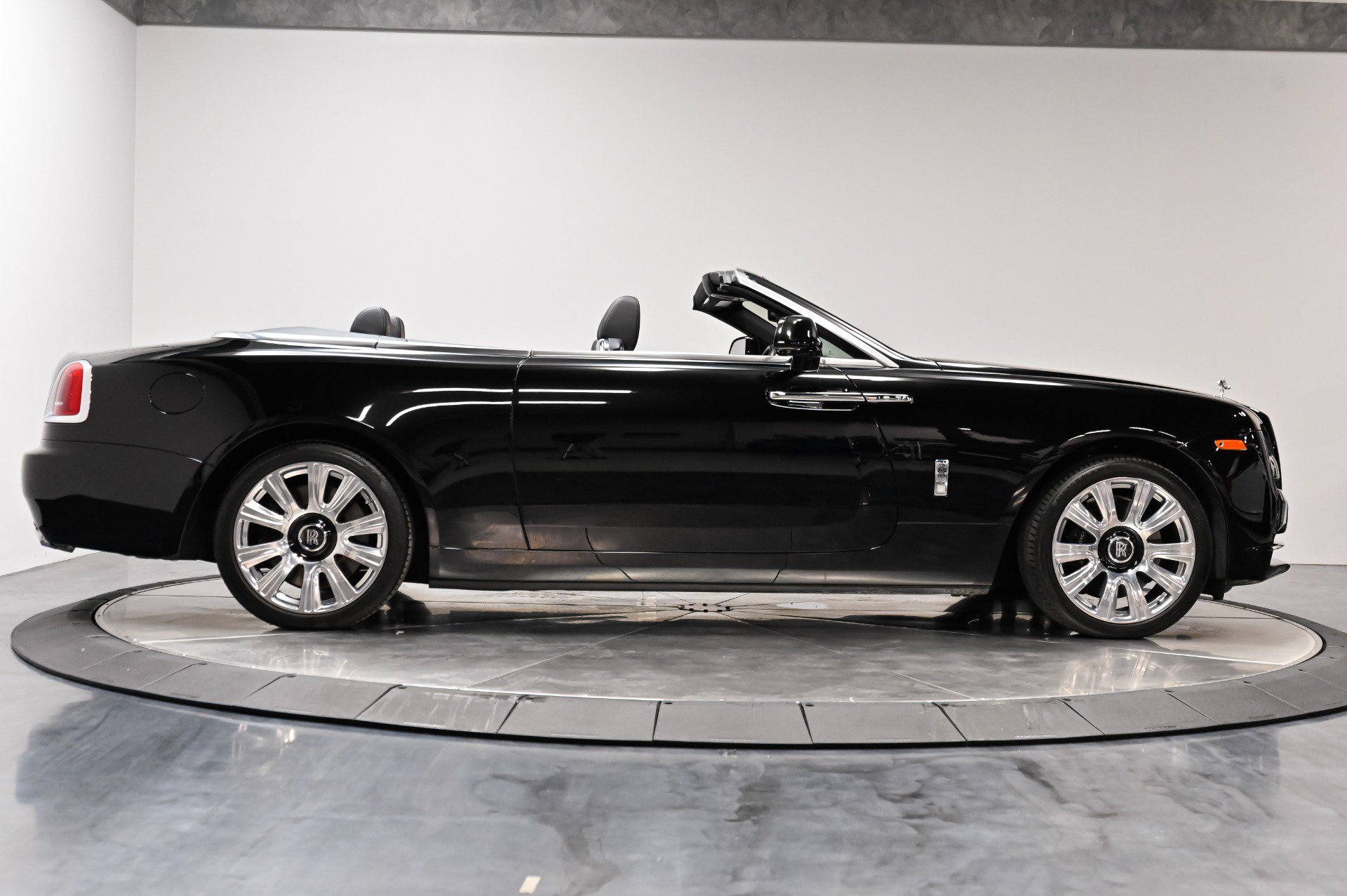 Used 2017 Rolls-Royce Dawn RWD image 60