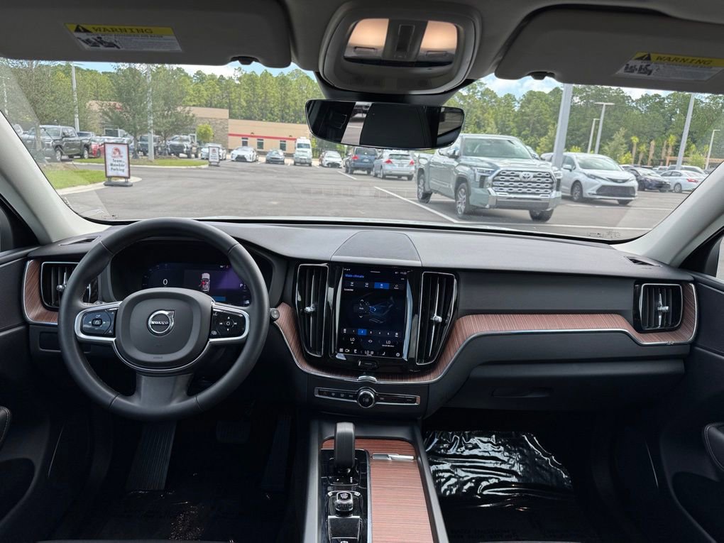 Used 2023 Volvo XC60 B5 Plus image 28