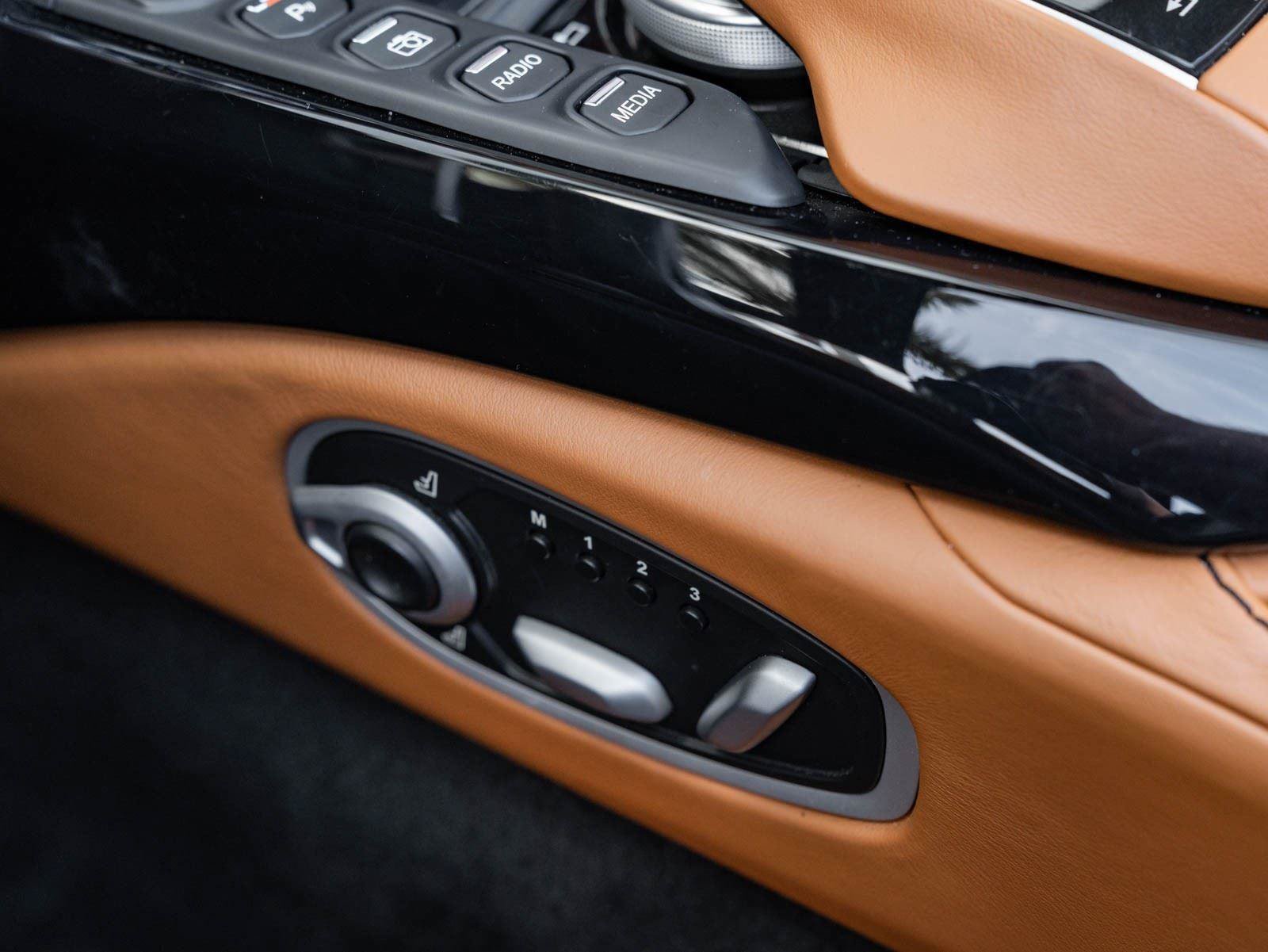 Used 2021 Aston Martin V8 Vantage Roadster RWD image 37